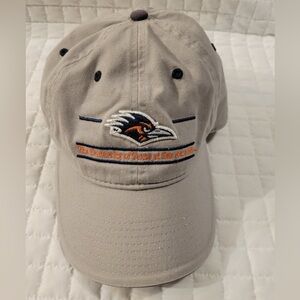 UTSA The University of Texas at San Antonio Road Runners Birds Up College Pride